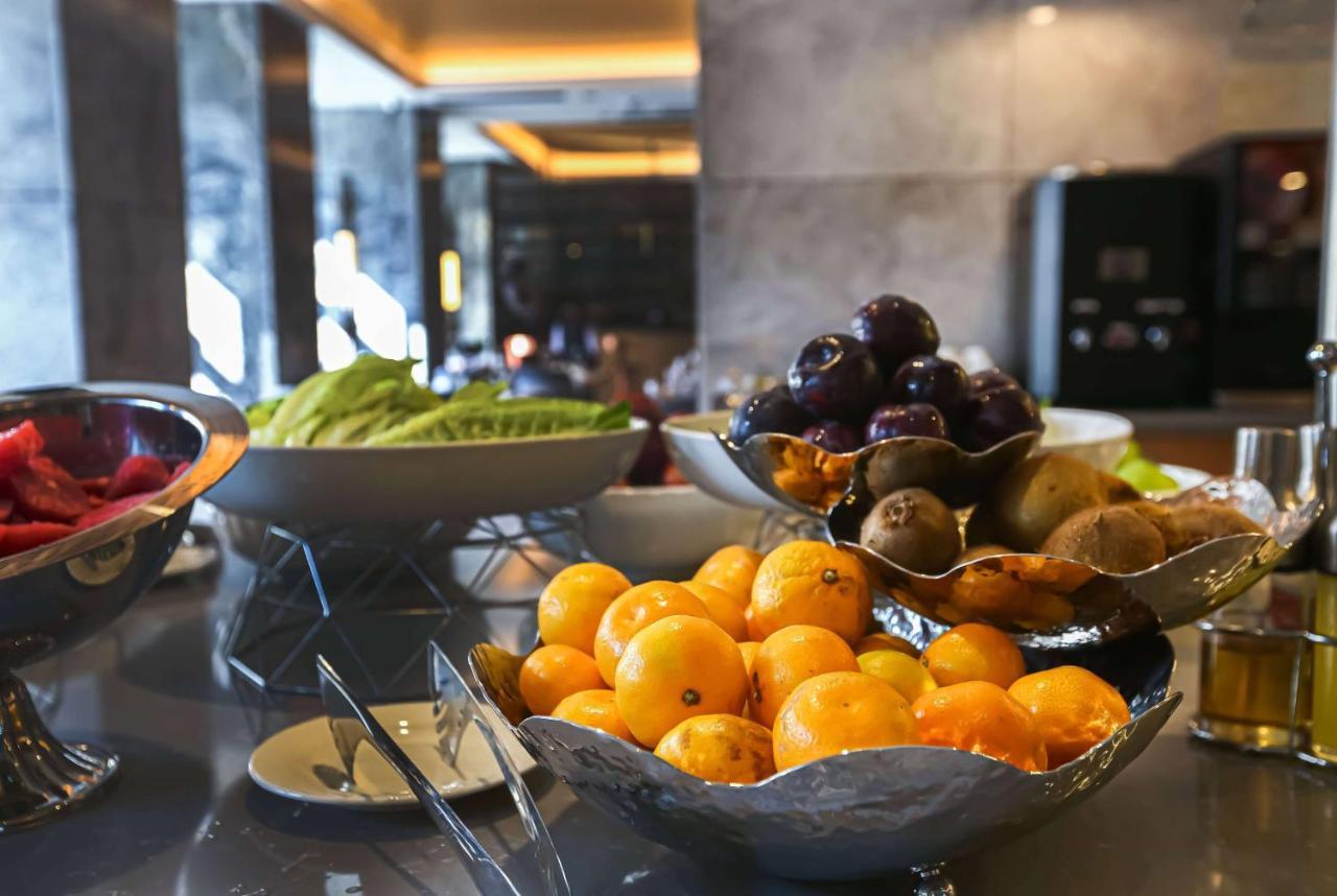 Отель Ramada Plaza Sultanahmet Стамбул Экстерьер фото Fruit at a buffet
