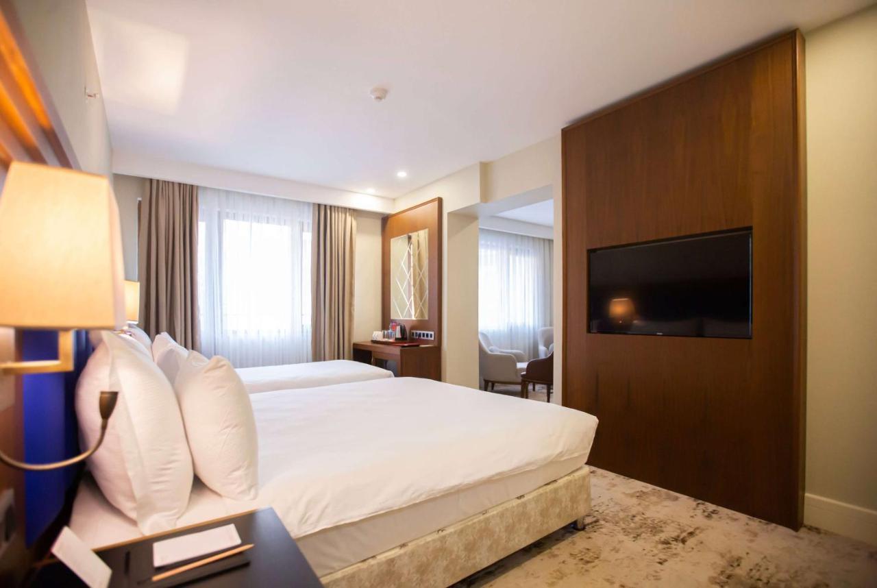 Отель Ramada Plaza Sultanahmet Стамбул Экстерьер фото A room at the hotel