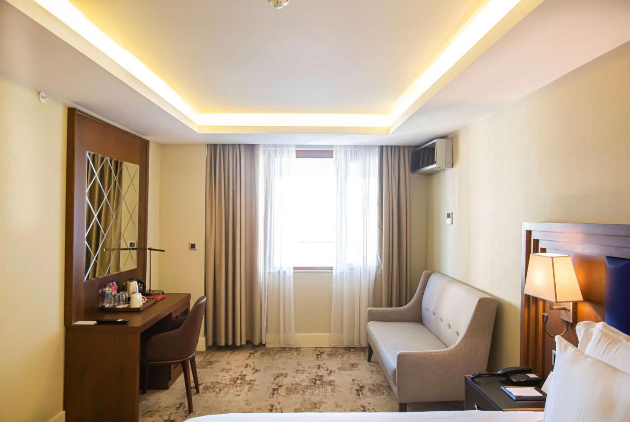 Отель Ramada Plaza Sultanahmet Стамбул Экстерьер фото A room at the hotel