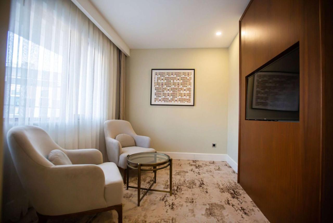Отель Ramada Plaza Sultanahmet Стамбул Экстерьер фото A room at the hotel