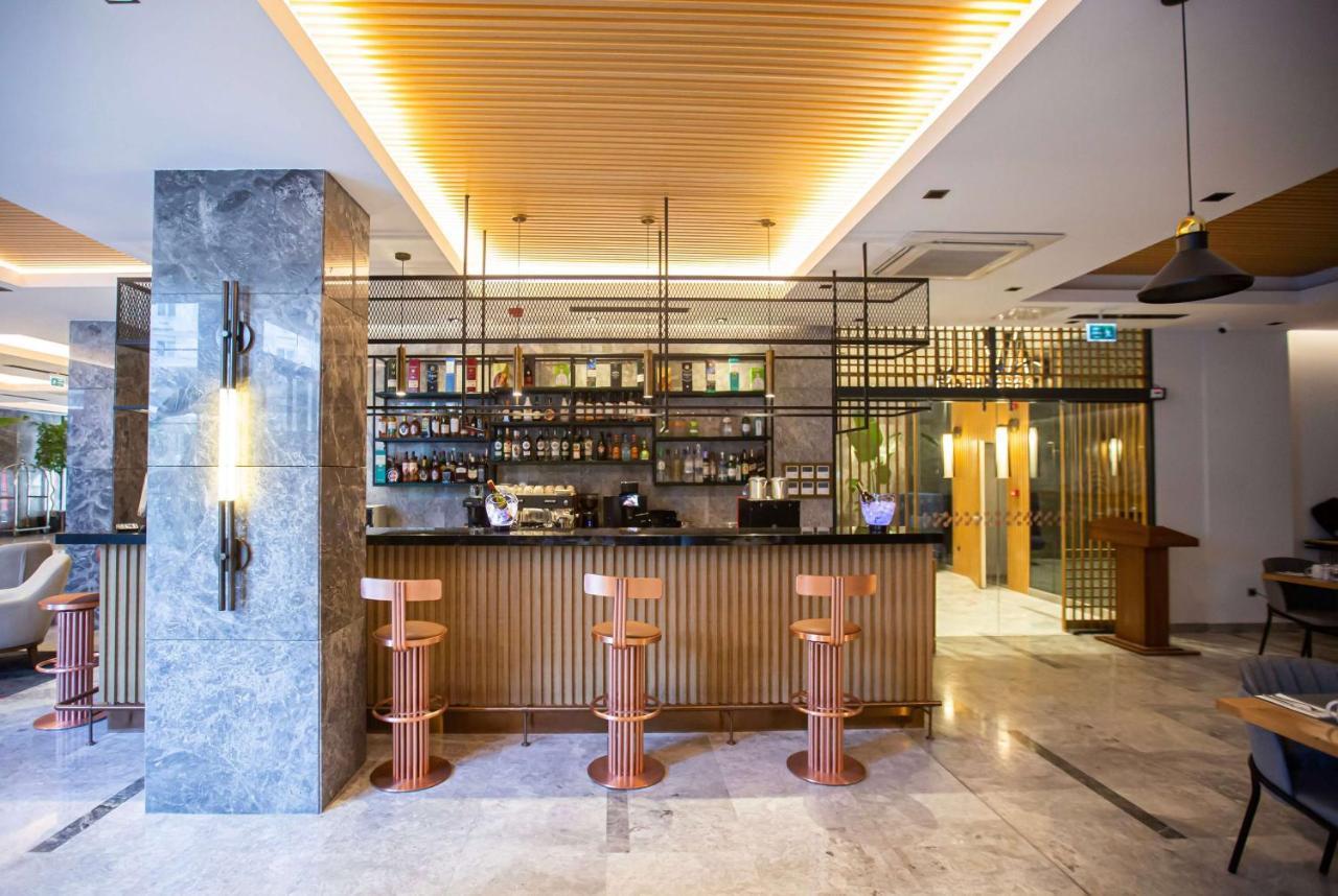 Отель Ramada Plaza Sultanahmet Стамбул Экстерьер фото The bar at the hotel
