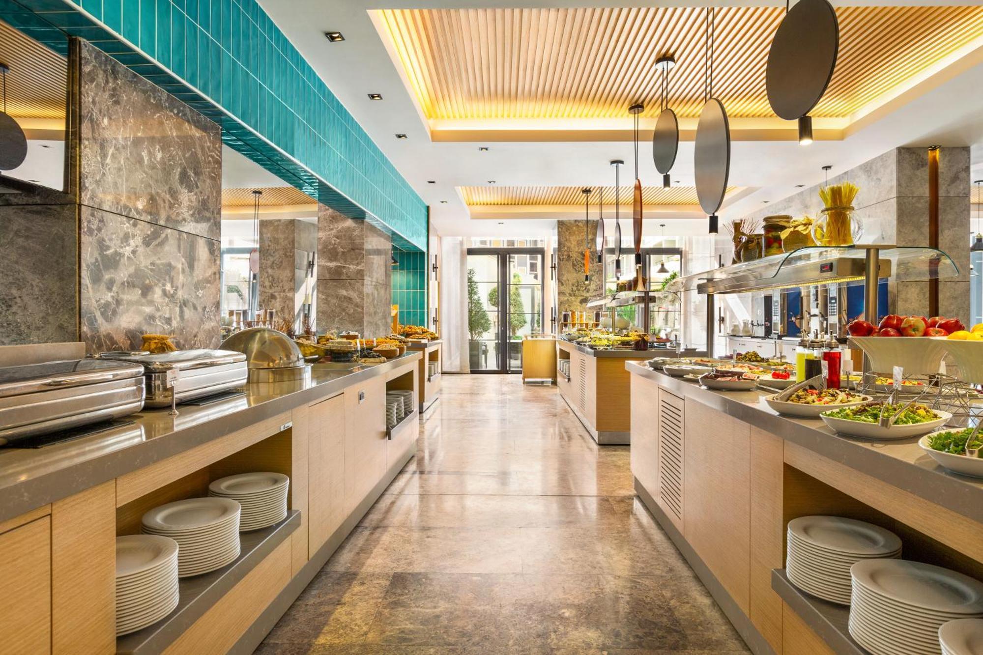 Отель Ramada Plaza Sultanahmet Стамбул Экстерьер фото The buffet at the hotel
