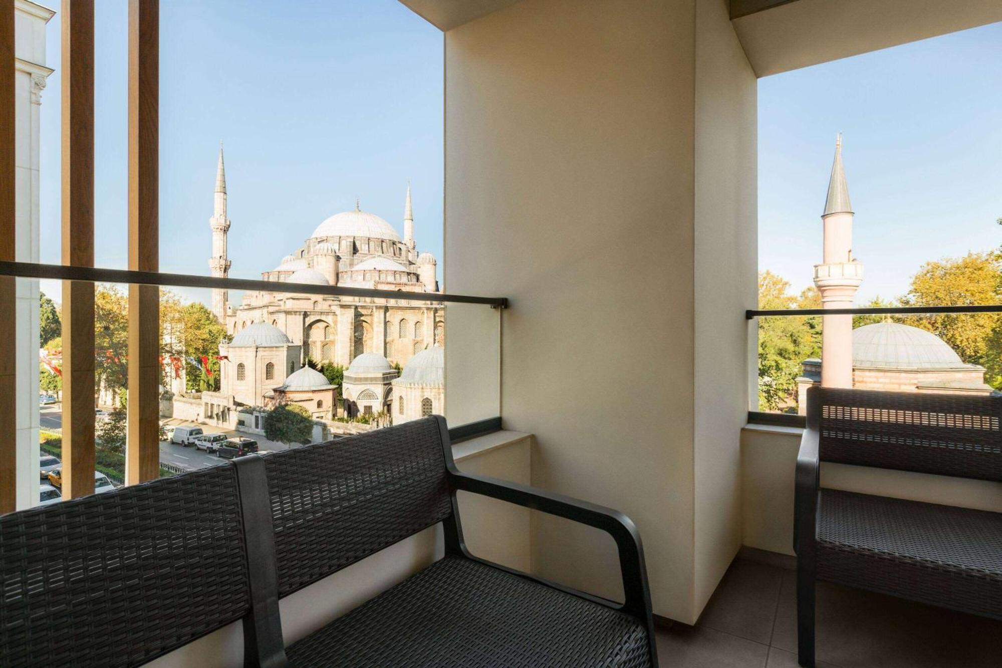 Отель Ramada Plaza Sultanahmet Стамбул Экстерьер фото A balcony at the hotel